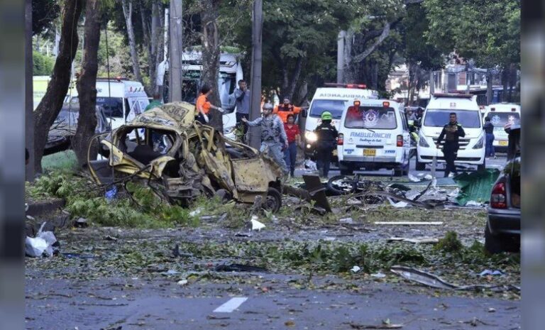 Vista de la vía Panamericana en Colombia tras el ataque con explosivos