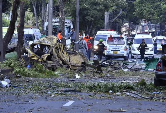 Vehículos dañados tras ataque explosivo en la vía Panamericana, Colombia