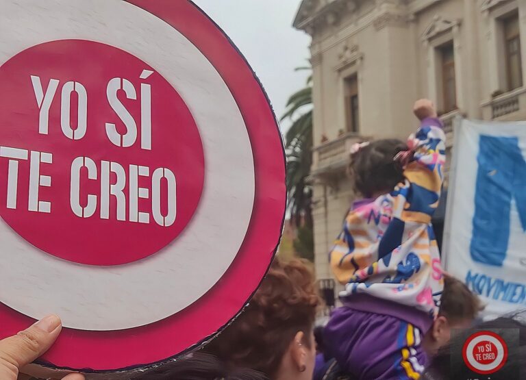 Ilustración de la justicia en La Rioja, representando una balanza y un martillo sobre un fondo alusivo a la provincia.