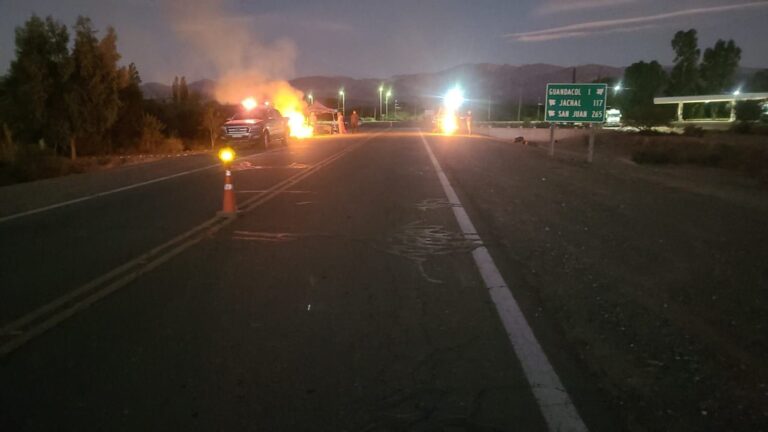 Manifestantes en la ruta de Guandacol, Valle del Bermejo