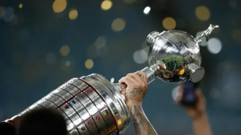 Logo de la Copa Libertadores 2026 sobre un fondo de estadio de fútbol.