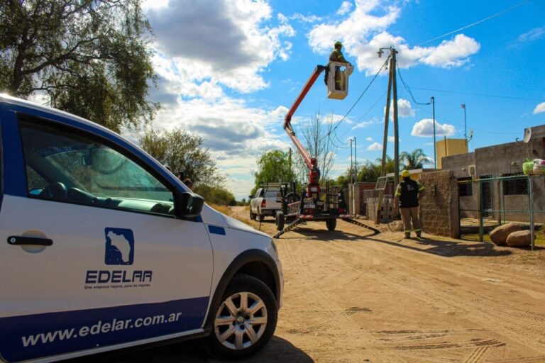 Técnicos de Edelar trabajando en la restauración del servicio eléctrico en una localidad de La Rioja