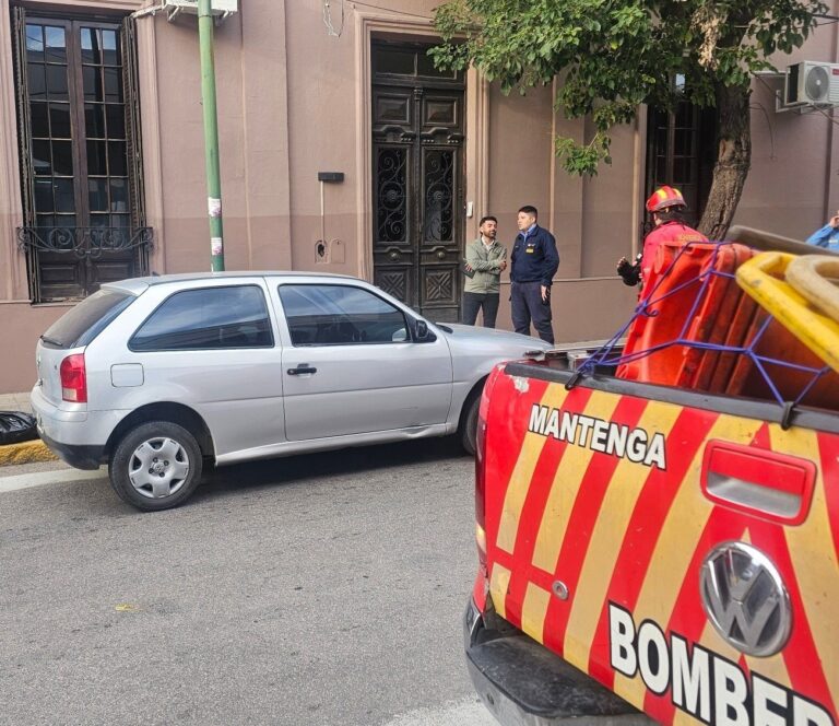 Operativo de emergencias en intersección de calles San Nicolás de Bari y Copiapó en La Rioja, tras un siniestro vial.