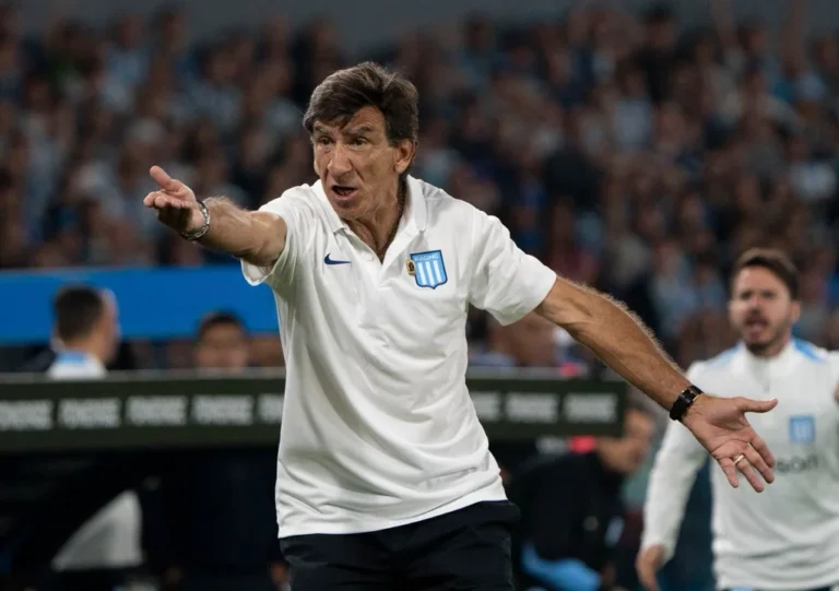 Gustavo Costas, director técnico de Racing Club, durante una conferencia de prensa.