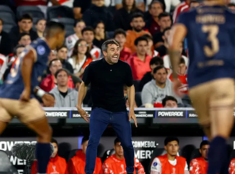 Eduardo Coudet, entrenador de River Plate, en conferencia de prensa.