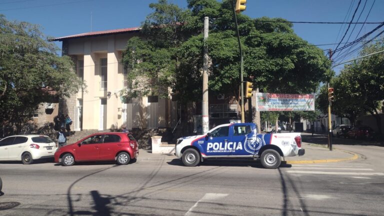 Exterior de la EPET N° 1 en La Rioja, donde se realizó un desalojo preventivo.