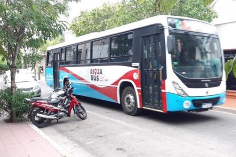 Colectivo de Rioja Bus transitando por una calle de La Rioja