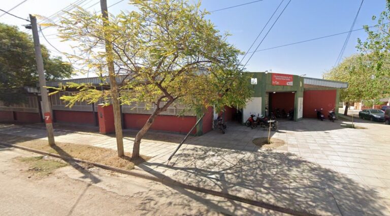 Fachada del Colegio N° 5 en La Rioja, Argentina