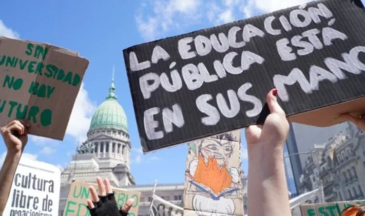 Docentes y nodocentes de la UBA en protesta por la Ley de Financiamiento Universitario