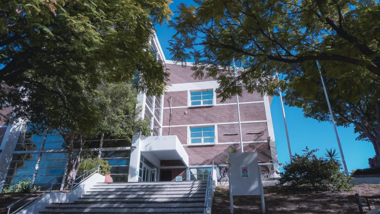 Docentes universitarios en asamblea durante una medida de fuerza