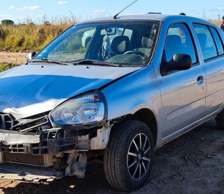 Tránsito y servicios de emergencia en la escena de un accidente vial en La Rioja Capital