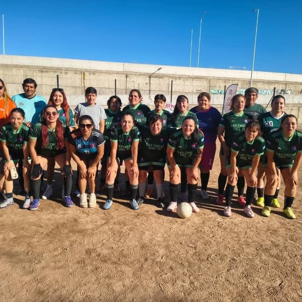 Jugadoras de fútbol femenino en acción durante un partido de la Copa Municipal en La Rioja.