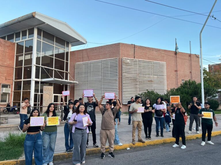 Estudiantes del Instituto Albino Sánchez durante la movilización por seguridad en La Rioja
