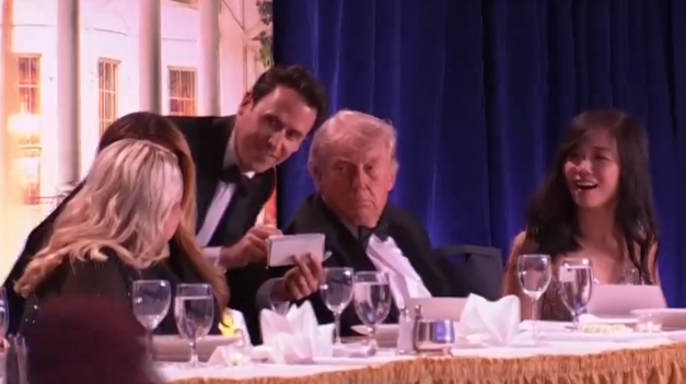 Donald Trump siendo escoltado por agentes del Servicio Secreto durante la evacuación en el Hotel Hilton