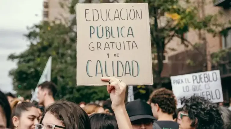 Juez sosteniendo un martillo frente a libros y un mapa de La Rioja, representando el fallo judicial sobre educación.