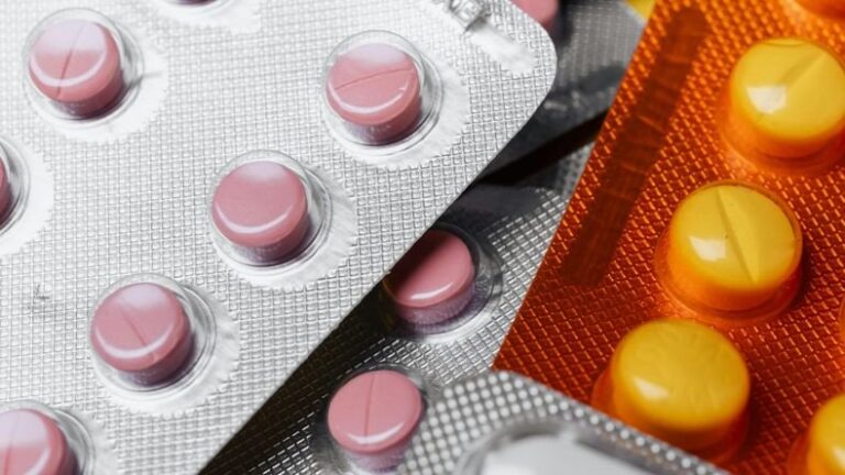 Representación de una farmacia y el logo del PAMI, ilustrando la relación prestadora.