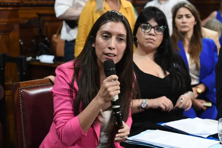 Senadora nacional Florencia López durante una entrevista.
