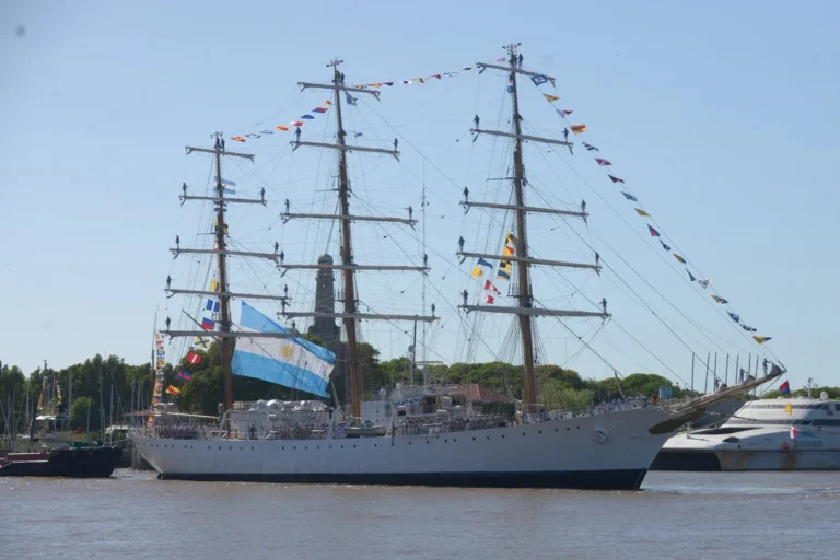 Fragata ARA Libertad zarpando desde el Apostadero Naval Buenos Aires en su 54° viaje.