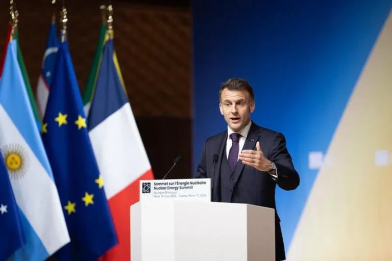 Banderas de Francia, Pakistán, Israel y Líbano con un símbolo de paz superpuesto.