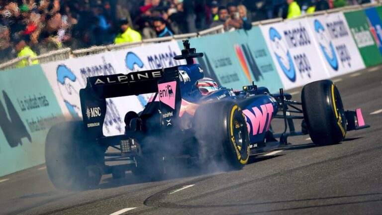 Franco Colapinto manejando un Lotus E20 en el Road Show de Buenos Aires