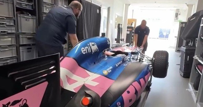 Franco Colapinto junto al Alpine F1 que conducirá en la exhibición de Buenos Aires