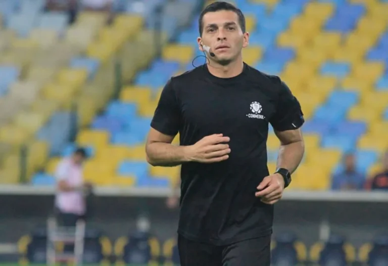 Gabriel Chade, árbitro riojano, posa con su uniforme oficial.