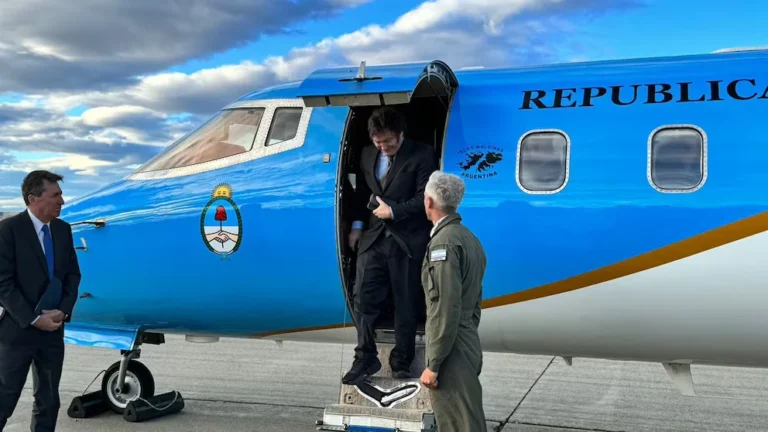 Avión presidencial en pista de aterrizaje