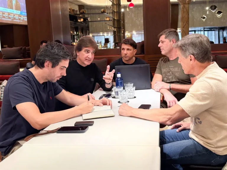 Dante Gebel en un acto político con simpatizantes