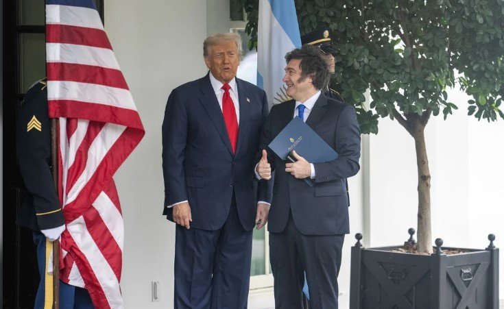 Bandera argentina y símbolos de diplomacia internacional