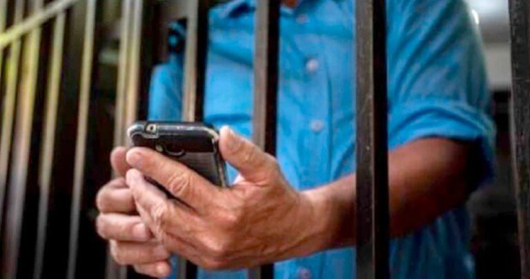 Dispositivo de detección y bloqueo de señales de celular en un entorno penitenciario.