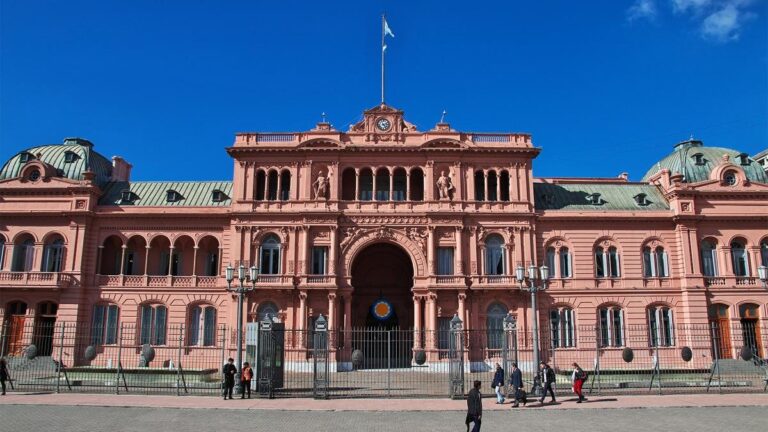 Fachada de la Casa Rosada, sede del Gobierno nacional, en un día nublado.