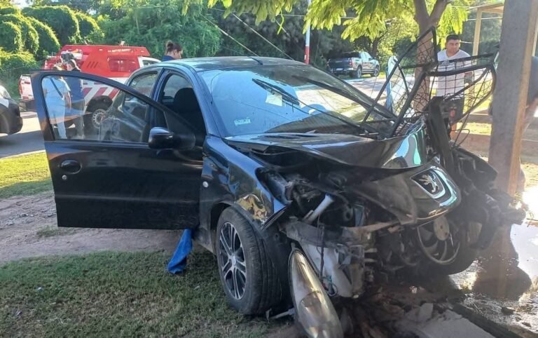 Operativo de emergencia en el lugar del accidente vial en Avenida Felipe Varela, La Rioja.