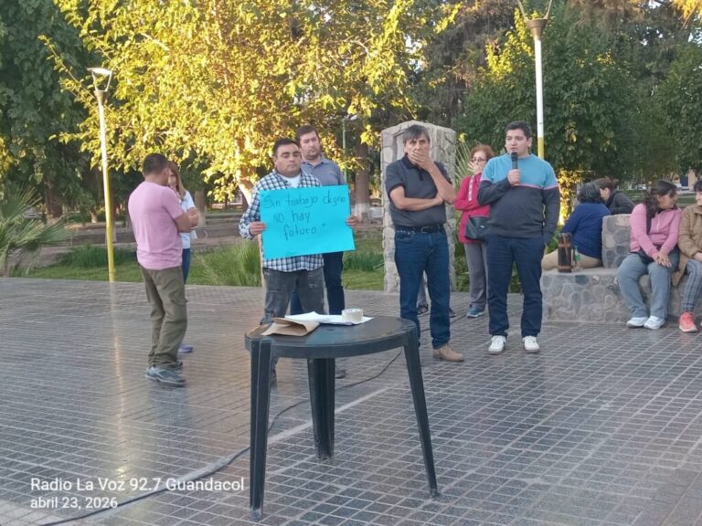 Asamblea de vecinos en Guandacol frente a la Iglesia San Nicolás