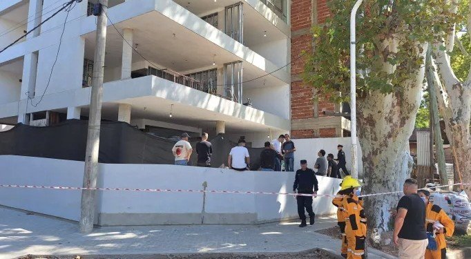 Imagen referencial de una obra en construcción con presencia policial.