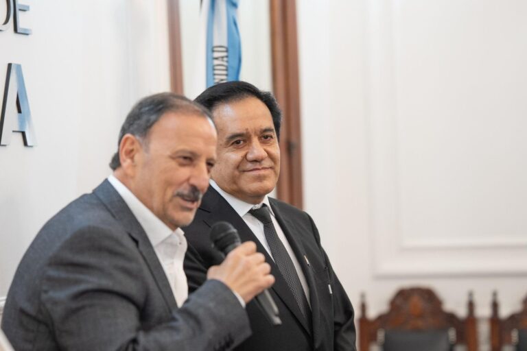 Juramento de Hugo Dante Herrera como secretario de Hacienda de La Rioja, junto al gobernador Quintela y la vicegobernadora Madera.