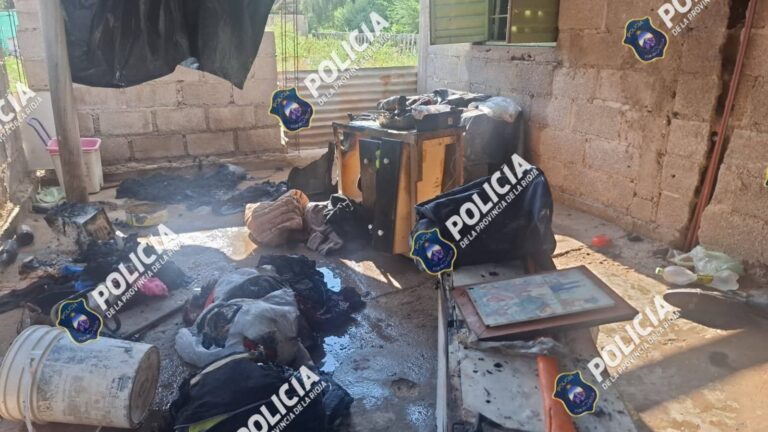Bomberos trabajando en la extinción de un incendio en una vivienda del barrio Futuro, La Rioja