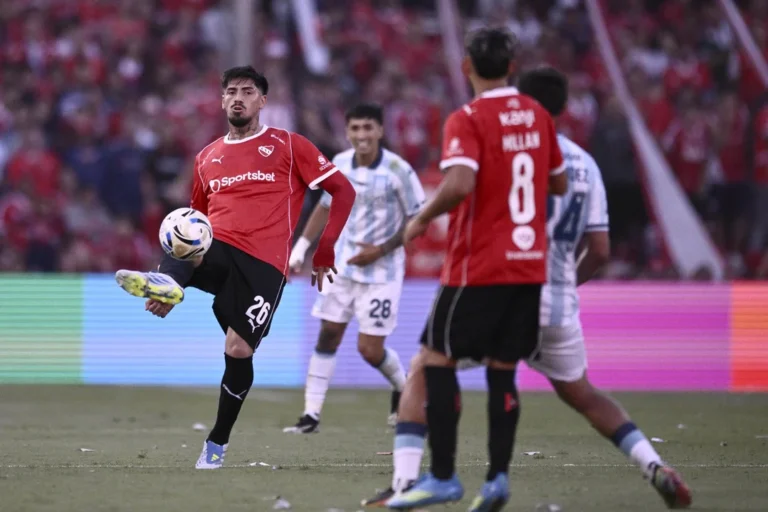 Jugadores de Independiente y Racing durante el desarrollo del Clásico de Avellaneda en el estadio.