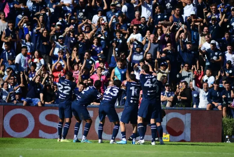 Jugadores de Independiente Rivadavia celebrando un gol durante el partido contra Gimnasia de Mendoza