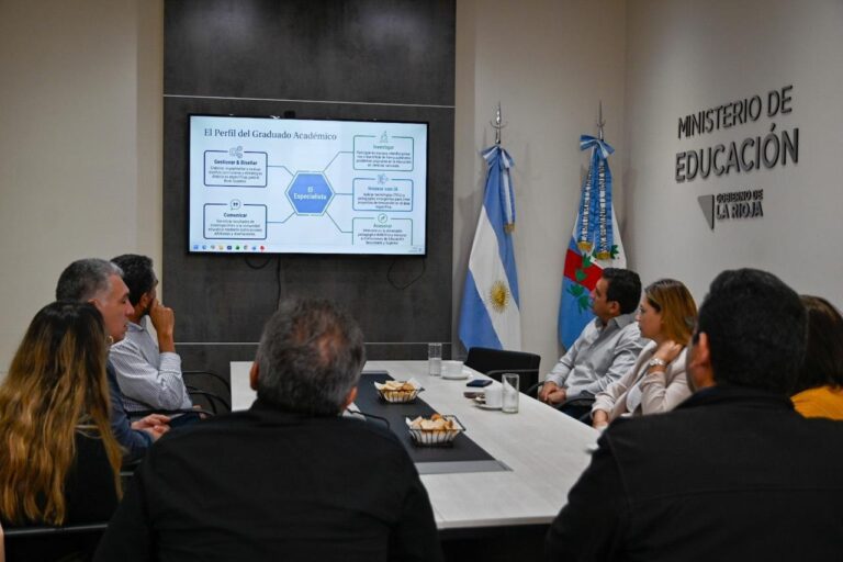 Autoridades educativas y directivos de institutos de los Llanos en reunión de presentación de proyecto.