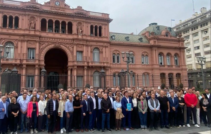 Intendentes de La Rioja en reunión con otros mandatarios municipales frente a la Casa Rosada.