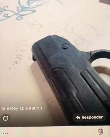 Ilustración de un patio escolar vacío con un acceso vigilado, representando la situación de seguridad en los establecimientos.
