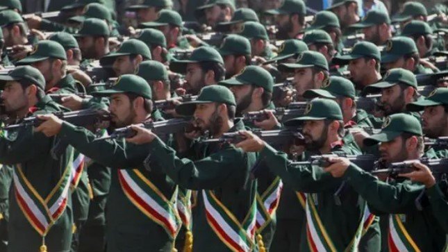 Bandera de Irán y de Argentina con un símbolo diplomático de fondo
