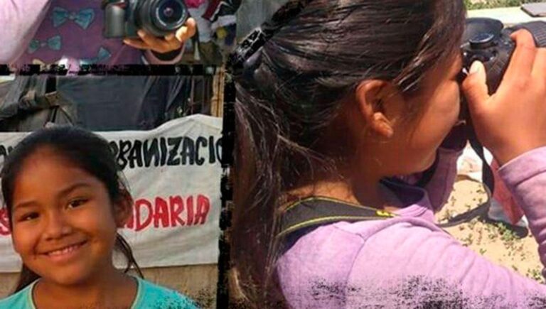 Grupo de personas participando en una actividad artística comunitaria en el Parque de las Juventudes, La Rioja.