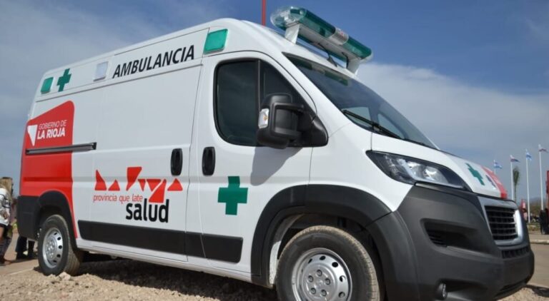 Operativo de emergencia en calle Urquiza, centro de La Rioja, tras la caída de un joven.
