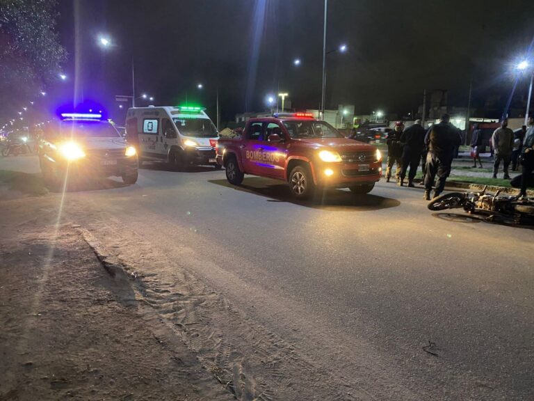 Ambulancia y bomberos en avenida Primero de Marzo tras colisión de motos