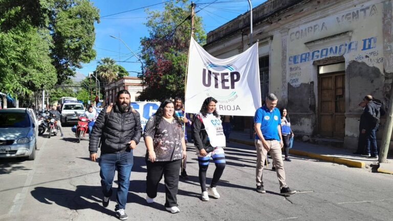 Manifestantes y trabajadores en una plaza de La Rioja discutiendo sobre programas sociales