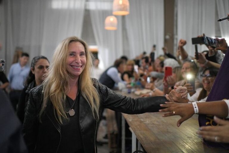 Karina Milei hablando en un acto de La Libertad Avanza en Suipacha