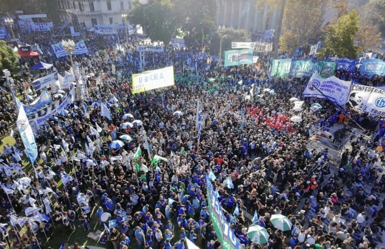 Marcha de la CGT frente a la Casa Rosada con oradores en el escenario