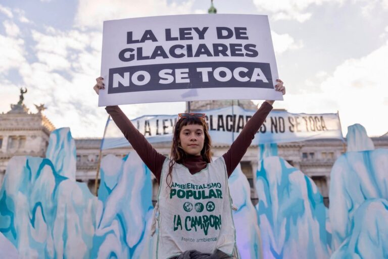 Gobernador Sergio Ziliotto durante la presentación del amparo ambiental contra la reforma de la Ley de Glaciares.