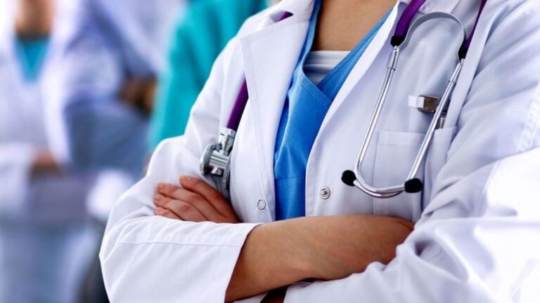 Representación de profesionales de la salud analizando datos en un hospital o consultorio de La Rioja.